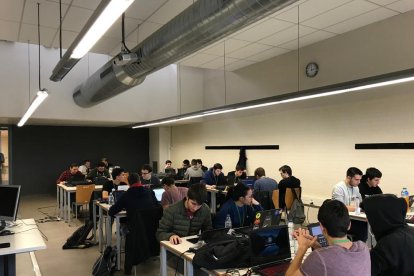 Una de las salas con los grupos creando los distintos softwares.