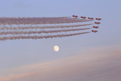 Centenars de persones van fer cua al matí per veure de prop els avions i conèixer els pilots.