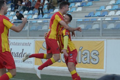 Calavera abraza a Noel después de que este consiguiera el 0-1.