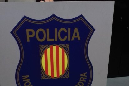 Els Mossos van trobar el lladre amagat al fals sostre (e) i portava 2.250 euros en monedes (d).