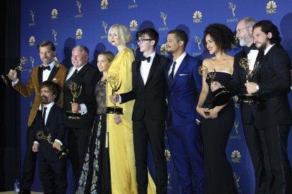 Éxito en la primera temporada  -  The Marvelous Mrs. Maisel consiguió ganar al jurado con una trama que se centra en la historia de una ama de casa de los años cincuenta que descubre su talento por la comedia en vivo. En total, la serie de Amazo ...