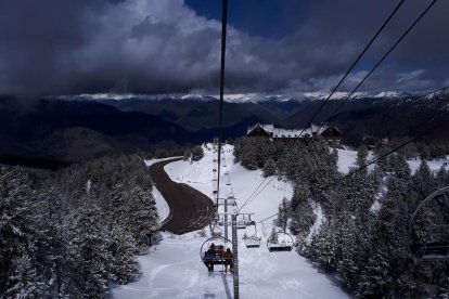 Esquiadors a les pistes de Boí Taüll ahir al matí.