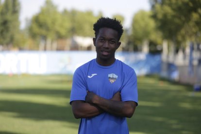 Josimar Quintero conduce el balón en una jugada de ataque ante la presión de un rival del Ejea.