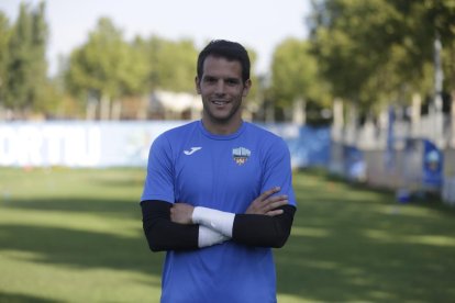 Josimar Quintero conduce el balón en una jugada de ataque ante la presión de un rival del Ejea.