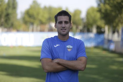 Josimar Quintero conduce el balón en una jugada de ataque ante la presión de un rival del Ejea.