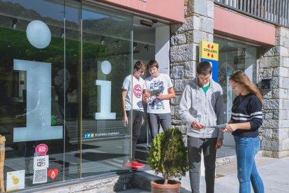 Una cambrera serveix les taules d’una terrassa plena de clients a Sort.
