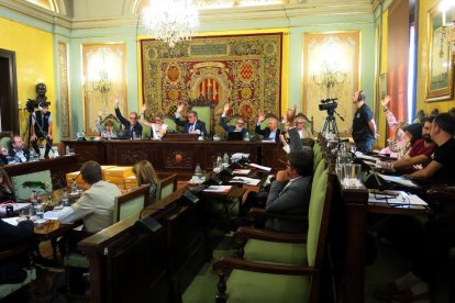El momento en el que PSC, Cs, PP y Salmeron votaron a favor del nuevo POUM.