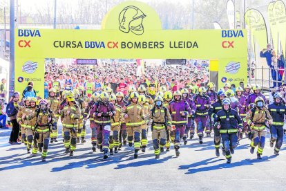Como es habitual, un grupo de bomberos corrió la prueba con toda su equipación.