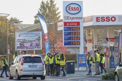 Imatges de manifestants i agents policials en diferents punts de França i la Catalunya nord en les concentracions per la pujada dels impostos de carburants.