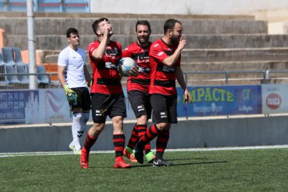 El jugador de l’EFAC Almacelles, Òscar Canadell, intenta anar-se’n d’un rival per buscar la porteria de la Rapitenca.