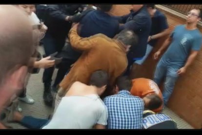 La Policia va continuar carregant mentre es reanimava al lleidatà que va patir un infart