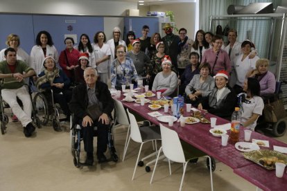 Foto de família dels usuaris i els professionals de la Fundació Esclerosi Múltiple de Lleida.