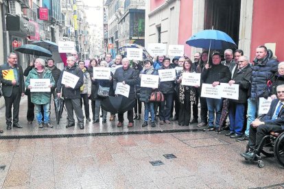 Manifestació de rebuig - Una trentena de veïns i els alcaldes de Maials i Almatret, amb representants polítics, es van manifestar en contra de l’abocador de Riba-roja i van demanar que les “escombraries” s’han de gestionar al lloc on es  ...