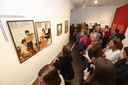 La inauguración ayer de la muestra congregó a numeroso público en CaixaForum Lleida.