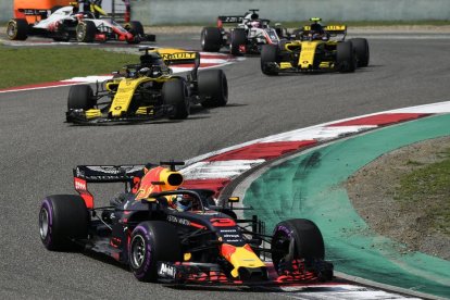 Daniel Ricciardo celebra al podi amb el trofeu la victòria al GP de Xangai.