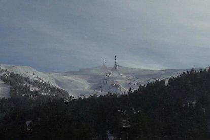 Las instalaciones de Baqueira ayer por la mañana y Port Ainé, a la derecha, donde todo está listo para recibir a los esquiadores.