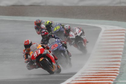 Marc Màrquez y Dani Pedrosa celebran junto al equipo de Repsol Honda la triple corona, después de conquistar el título de campeones del mundo individual, por equipos y de constructores.