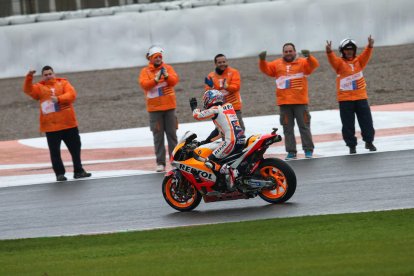 Marc Màrquez y Dani Pedrosa celebran junto al equipo de Repsol Honda la triple corona, después de conquistar el título de campeones del mundo individual, por equipos y de constructores.