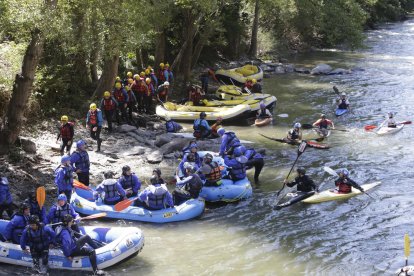 Una llarga fila de barques descendint ahir per la Noguera Pallaresa.