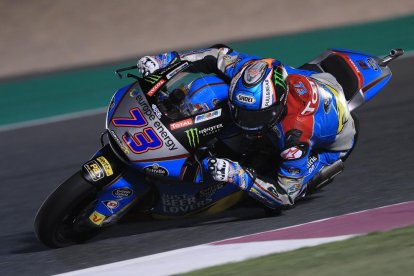 Marc Màrquez firma un autògraf a una aficionada, mentre altres es fan selfies amb el campió.