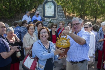 Arriba, una chica bebiendo del agua de Sant Magí en Cervera. A la derecha, la alcaldesa de Tàrrega recibiendo el cántaro conmemorativo.