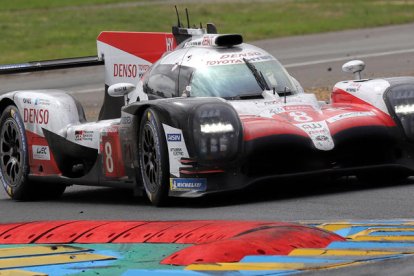 Fernando Alonso, en el podio, celebrando la victoria junto con sus compañeros de equipo.