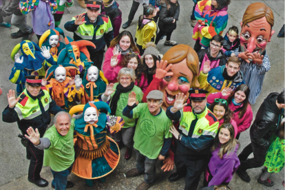 Agentes de los Mossos d’Esquadra junto con la presidenta de la asociación, Joana Espuga, ayer.