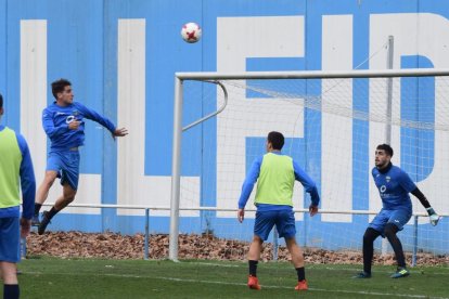 Juanto Ortuño remata a portería durante un entrenamiento de la plantilla esta semana.