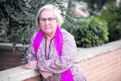 Adolescentes y jóvenes usan las redes sociales en sus comunicaciones diarias. En la imagen, un grupo con el móvil en Lleida.