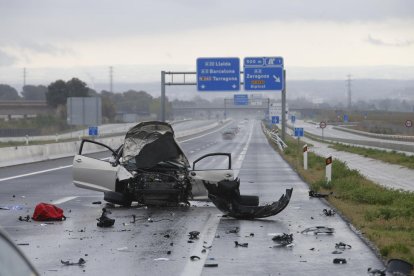 Adolescentes y jóvenes usan las redes sociales en sus comunicaciones diarias. En la imagen, un grupo con el móvil en Lleida.