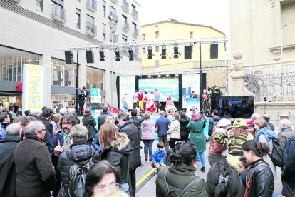 Foto de representants de les estacions, institucions i el president i el director executiu del Grup SEGRE, Robert Serentill i Juan Cal.