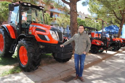Expositors de maquinària agrícola ubicats al recinte exterior.