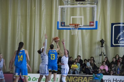 Caitlyn Ramirez, la màxima anotadora del Cadí ahir, intenta el tir davant la defensa de Sánchez.