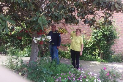 Una vecina de Juneda regando su creación.