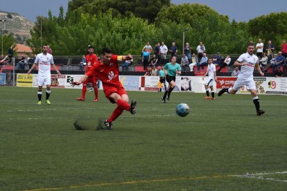 Un jugador de l’Alpicat i alguns del Borges, durant una acció ahir en el partit.