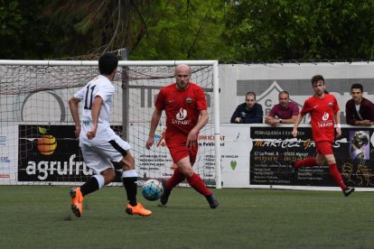 Un jugador de l’Alpicat i alguns del Borges, durant una acció ahir en el partit.
