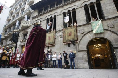 Molts ciutadans van seguir amb atenció el diàleg entre un noble cristià i un caid moro a la plaça de la Paeria en el qual es van desafiar per tenir el poder de la ciutat.