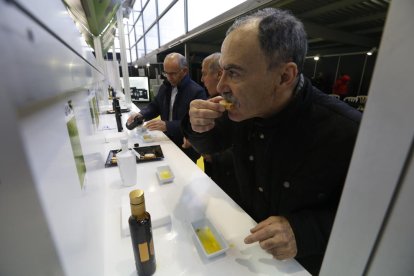 Reñé y Rahola (en el centro) durante el acto de inauguración de la Fira de l’Oli de Les Borges, ayer por la mañana.