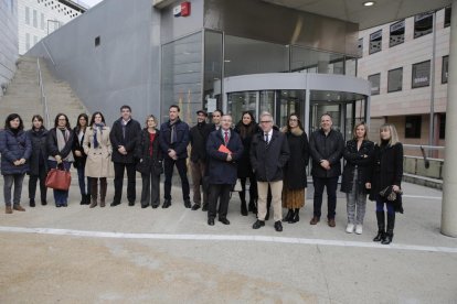 Una veintena de jueces y fiscales se concentraron ayer al mediodía en Lleida.