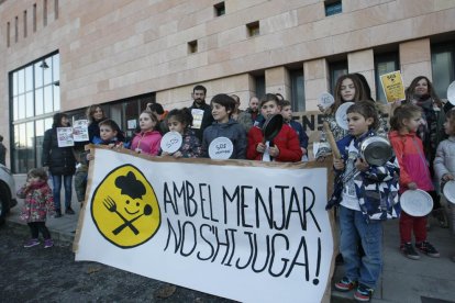 Alumnos del Frederic Godàs comiendo manzanas en el patio.