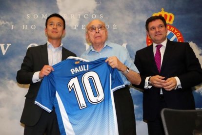 Paulí Ribera, ayer en su casa de Agramunt mostrando un gran plato con simbología del Espanyol.