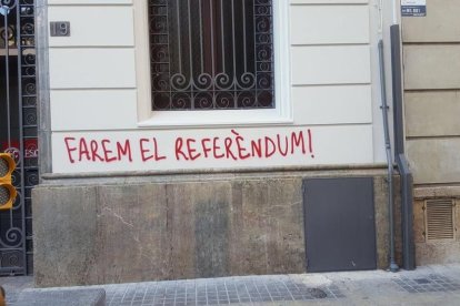 La seu del PSC de Lleida desperta amb pintades a favor del referèndum