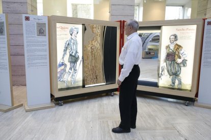 Un visitant ahir a la inauguració de l’exposició sobre Cervantes a la Biblioteca de Lleida.