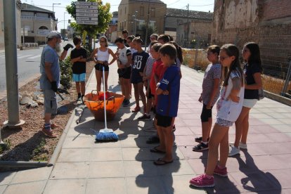 Los pequeños durante su primer contacto con los usuarios de la Llar de Jubilats de Puigverd de Lleida, ayer.