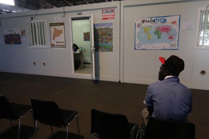 Un temporero, el lunes en el pabellón 3 de la Fira de Lleida.