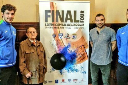 Moment en què es va descobrir el cartell de la Copa de la CERS, obra de l’artista lleidatà Juanjo Melgar.
