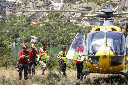 Bombers i geòlegs de l’ICGC van inspeccionar la zona per saber l’envergadura del despreniment.