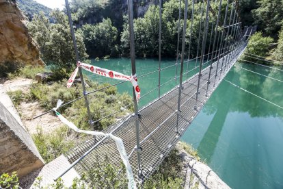 Bombers i geòlegs de l’ICGC van inspeccionar la zona per saber l’envergadura del despreniment.