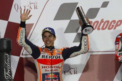 Andrea Dovizioso y Marc Màrquez mantuvieron una férrea pugna hasta la última vuelta, en la que el italiano acabó llevándose la victoria por una escaso margen.