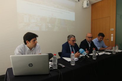 Àngel Ros y Rafel Peris presentaron el informe junto a sus autores, Jordi Bailach y Roger Gaspa.